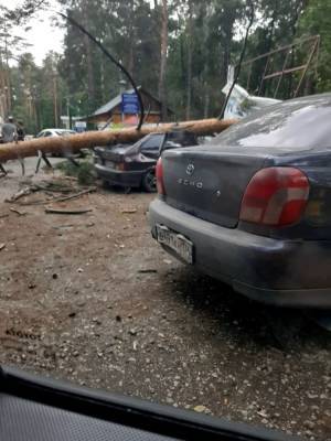 На Челябинскую область обрушился ураган с градом и ливнем: сорвало крыши, повалило деревья