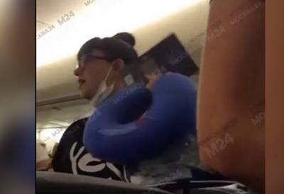 Пассажирку высадили из самолета рейса Москва-Сочи за отказ надеть маску