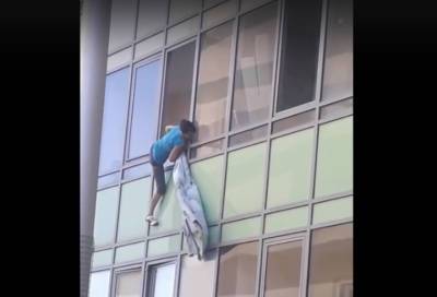Вылезающую из окна жительницу Кудрово ловили с помощью одеяла