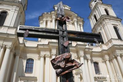 Перед костелом в Будславе установили крест из обгоревших балок крыши