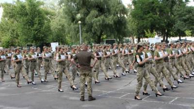 Сексистский скандал на Украине: с женщин-военных сняли каблуки - vesti.ru - Украина