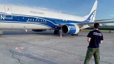 Boeing 737 экстренно вернулся в аэропорт Красноярска из-за утечки топлива