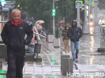 Екатеринбург тонет, ливневки не справляются. В Уральскую столицу пришел ливень с градом и грозой. Резко подорожало такси