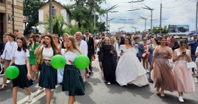 Центром Тернополя пройшов масштабний парад випускників шкіл (фото)