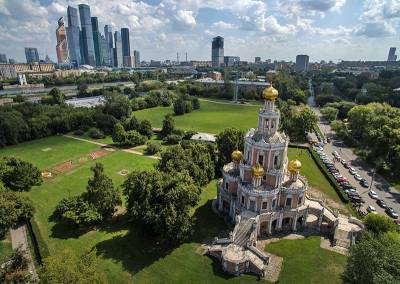 Телеведущий Евгений Попов добился выделения средств на реставрацию Храма Покрова в Филях