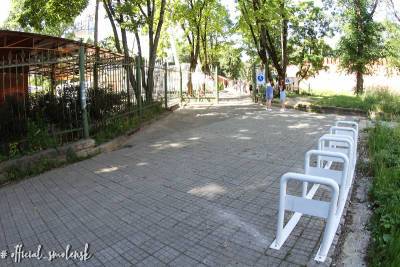 Перед входом в Лопатинский сад в Смоленске установили велопарковку