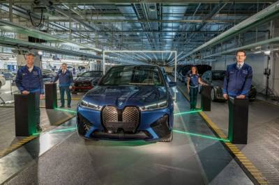BMW начал выпуск электрокроссовера iX, который появится в России