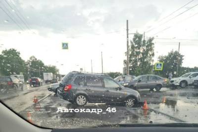 В Курске на улице 50 лет Октября автомобиль провалился в асфальт