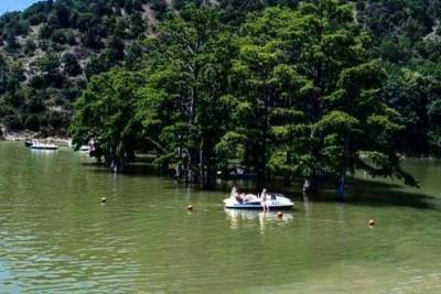 Экологи предупредили туристов об опасности на Кипарисовом озере