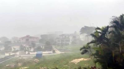 Ураган "Эльза" срывает крыши и валит деревья на Барбадосе