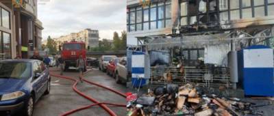 В Киеве загорелась пристройка возле Сильпо: фото
