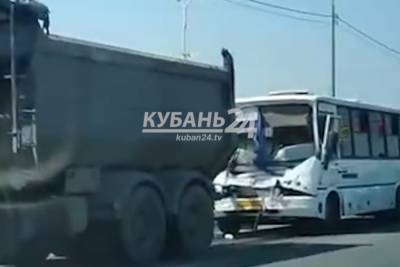 В ДТП с грузовиком в Краснодаре пострадали 8 человек