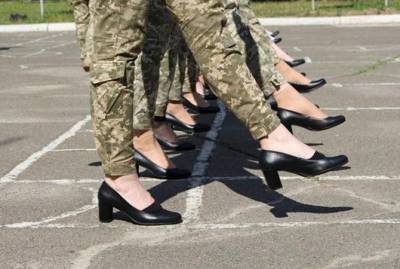 Парад на каблуках: Арестович заявил, что туфельки стали парадной обувью при Порошенко