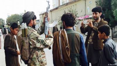 Талибы продолжают контролировать КПП на границе с Таджикистаном