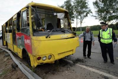 Рейсовый автобус с 23 пассажирами попал в аварию в Приморье