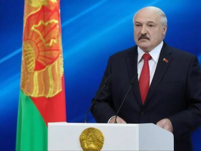 Лукашенко поручил полностью перекрыть границу с Украиной. Он заявил об "огромных партиях оружия"