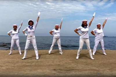«Гореловские бабушки» исполнили танец трезвости на берегу Финского залива