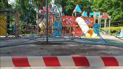 Смольный объяснил изоленту вокруг детских площадок в Красном Селе