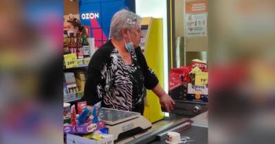 Покупательница облила кассира йогуртом за просьбу надеть маску