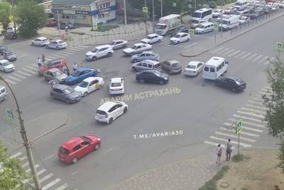 В Астрахани произошло тройное ДТП