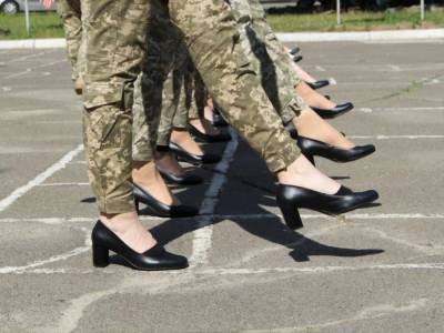 "Туфли говорите?" Телеведущий ошибся при подсчете стоимости обуви украинских курсанток, которые будут маршировать на параде. Минобороны отреагировало