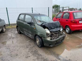 Странный «Daewoo Мatiz» протаранил припаркованный «Кia Rio» на Кирилловском шоссе