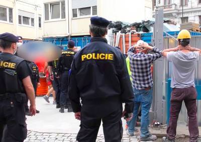 Видео: 15 иностранцев депортировали после рейда на стройку в центре Праги