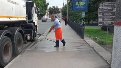 Более 200 дворников ежедневно чистят и моют улицы в Симферополе