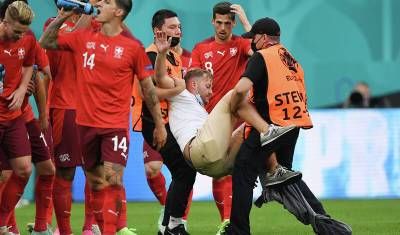 В Петербурге болельщик выбежал на поле во время матча Испании со Швейцарией