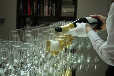 Moet Hennessy приостанавливает поставки шампанского в Россию