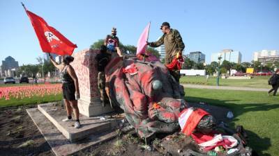 В Канаде демонстранты снесли статуи королев Виктории и Елизаветы II