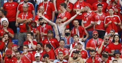 Во время четвертьфинального матча Евро-2020 в Петербурге на поле выбежал болельщик