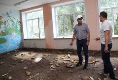 Рабочие столкнулись с трудностями при ремонте культурно-спортивного комплекса в Волховском районе