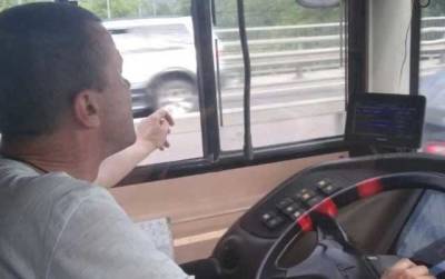 В Киеве водитель маршрутки курил в салоне и хамил пассажирам: его наказали