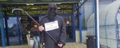Антипрививочник в костюме смерти опять гулял в Новосибирске