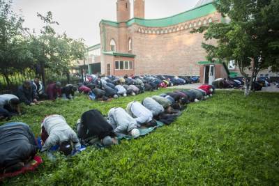 Тысячи мусульман собрались в мечетях Новосибирска на праздник Курбан-байрам