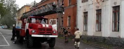 В Ачинске сгорело здание бывшего механико-технологического техникума