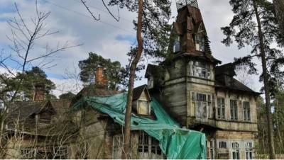 В Сестрорецке семья с детьми живёт в разрушающемся памятнике архитектуры