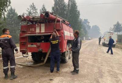 С бушующим лесным пожаром в Карелии борются специалисты из Ленобласти