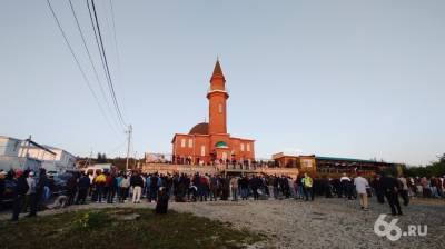 В Екатеринбурге десятки мусульман собрались на Курбан-байрам, несмотря на пандемию