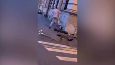 Неадекватный прохожий разгромил электросамокаты на одной из улиц Петербурга