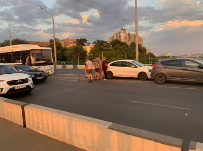 В Ростове на мосту Стачки столкнулись автобус и две легковушки