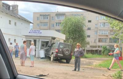 В Тверской области автомобиль влетел в ларек
