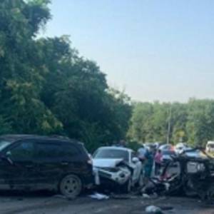 На трассе в Крыму грузовик протаранил пять автомобилей: в числе погибших дети. Видео