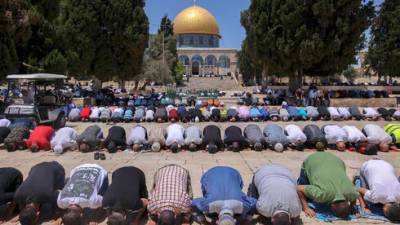 Без анализов и проверок: 100.000 мусульман собрались возле мечети Аль-Акса