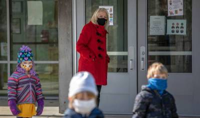 Половина педагогов в Латвии не хочет прививаться, но почему?