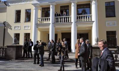 Рядом с резиденцией президента в Ново-Огарево строят гостевой дом и ледовую площадку
