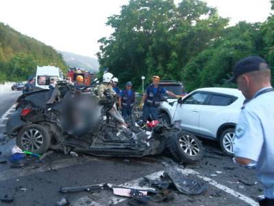 В Крыму грузовик врезался в четыре легковых автомобиля, погибли несколько человек