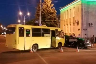 Пять человек пострадали при столкновении автобуса и легковушки в Ставрополе