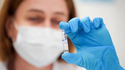 Вакцинацию от COVID-19 прошли 75 процентов сотрудников центров госуслуг в Москве